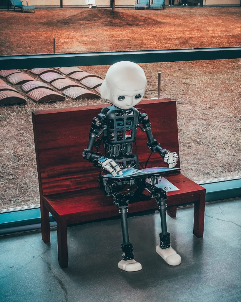 black and white robot toy on red wooden table AI輔助學習