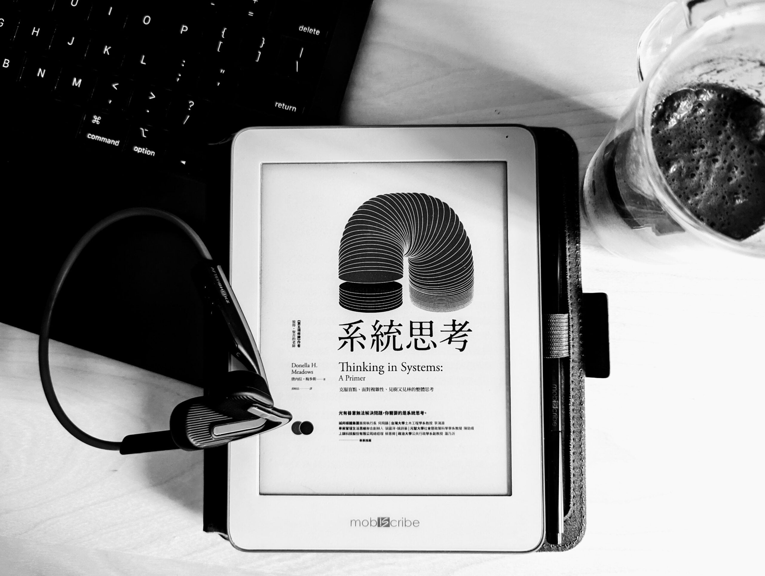 我的「 分析閱讀 」黑白組合：黑白電子書、黑色耳機、黑咖啡、黑電腦，如果在外，用手機筆記也還不錯